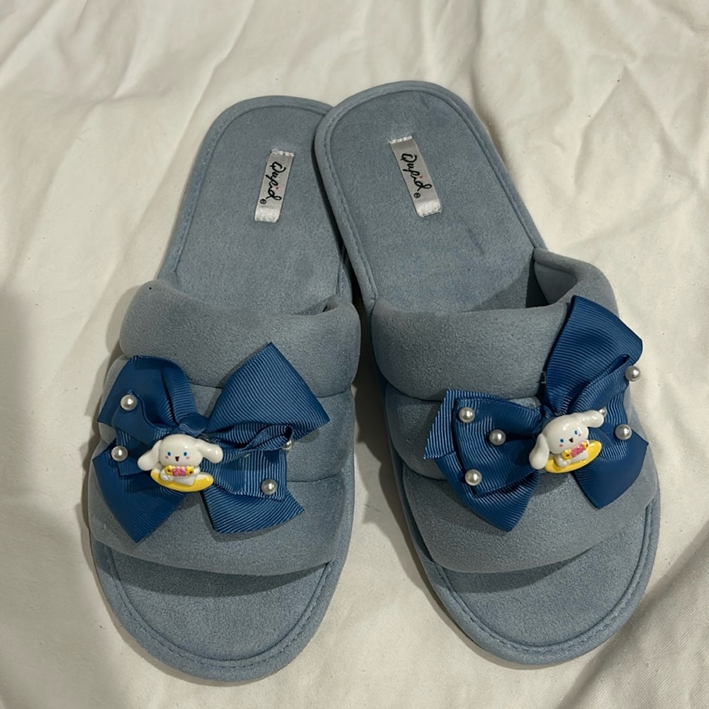 Cinnamon roll slippers size 10